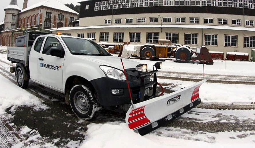 Im Einsatz beim Winterdienst für Industrie und Gewerbe: moderne Streu- und Räumfahrzeuge